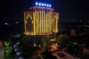 Un hotel de varios pisos con un letrero llamativo en la parte superior.