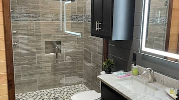 Douche, sèche-cheveux, serviettes fournies, savon