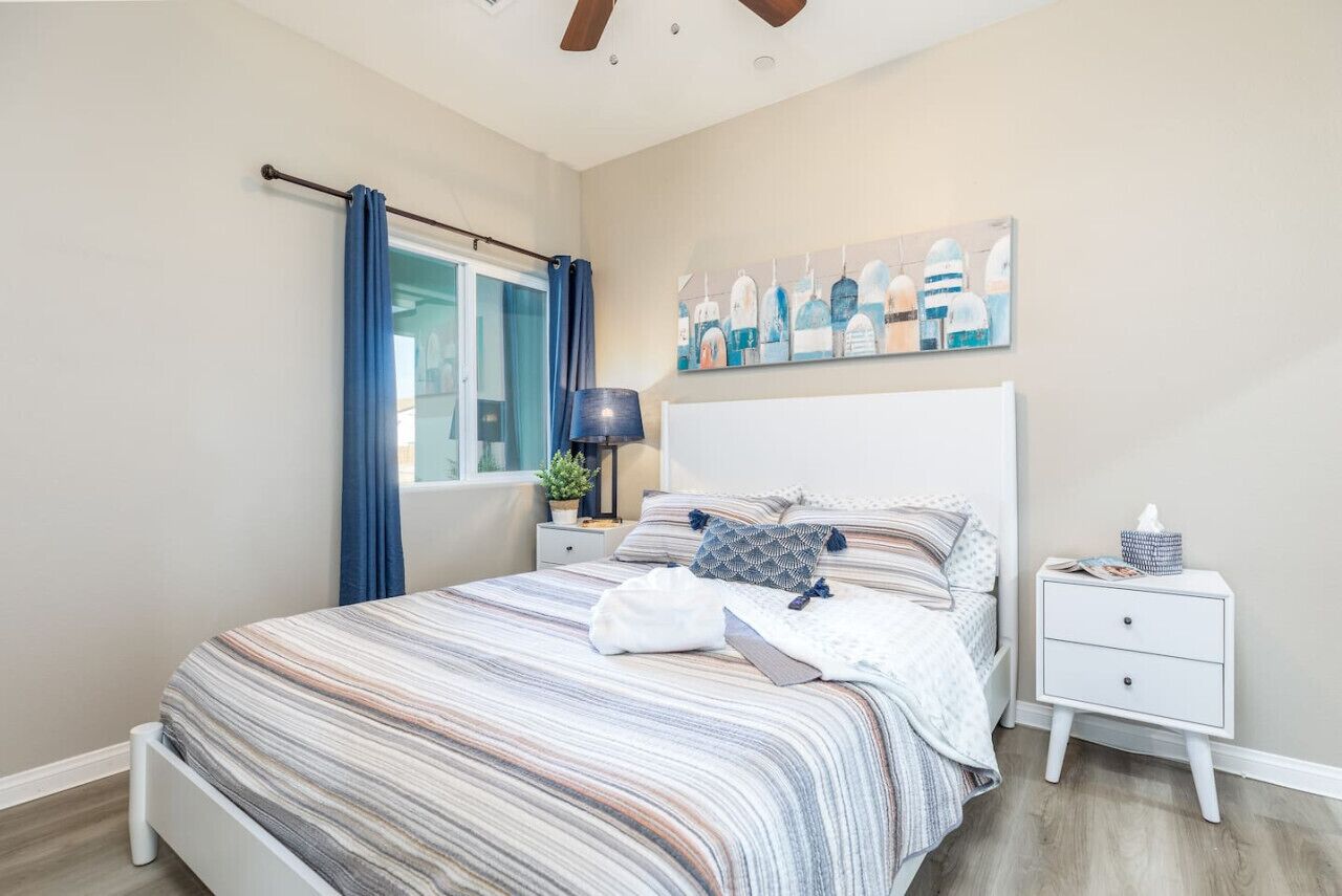 4 bedrooms, desk, WiFi, bed sheets