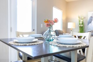 Dining - Refreshing & Spotless-4 Bathrooms (Ridgecrest)
