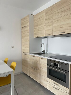 Kühlschrank, Mikrowelle, Ofen, Herdplatte