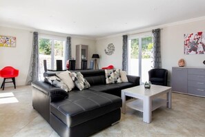 TV, DVD player - Côte d'Azur full villa heated pool sea view (Le Rouret)