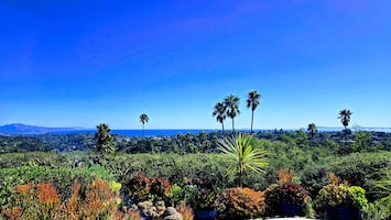 Blissful ocean, island, forest & city views from your private home, deck & spa.
