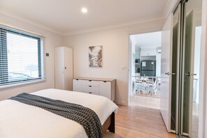 2 bedrooms, desk, iron/ironing board, free WiFi - Ocean Grace by the River & Ocean (Pet Friendly) (Ocean Grove)