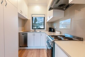 Jääkaappi, mikroaaltouuni, uuni, astianpesukone