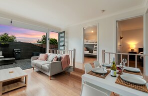 Outdoor dining - Ocean Grace by the River & Ocean (Pet Friendly) (Ocean Grove)