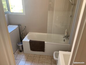 Combined shower/tub, bidet