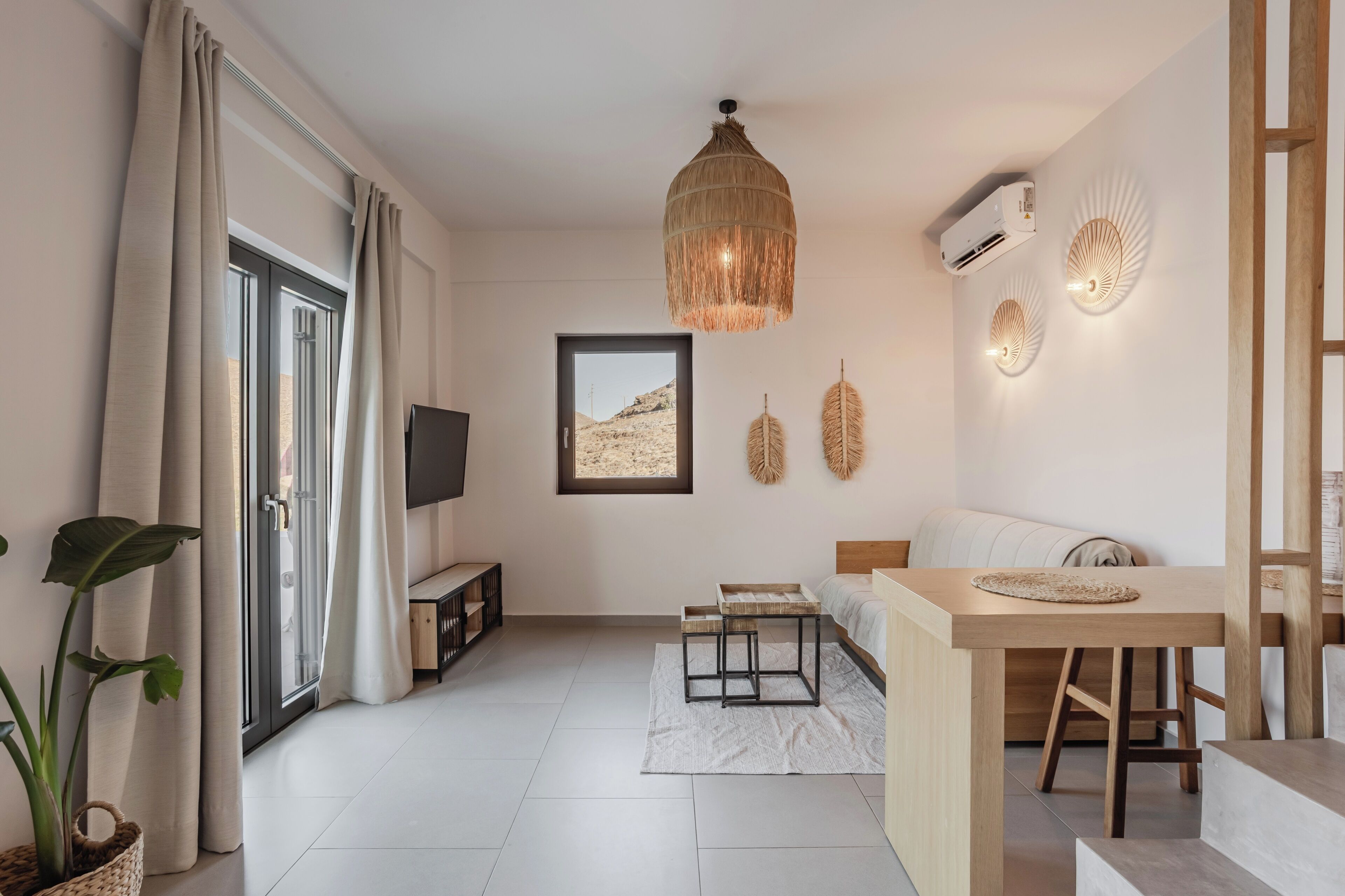 Kolona Two Bedroom Villa Sea View | Zona de estar | Smart TV de 32 pulgadas con canales digitales, una televisión