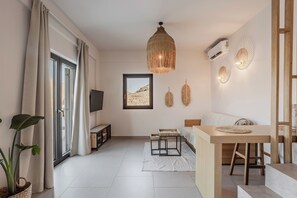 Deluxe villa | Woonruimte | Een 32-inch smart-tv met digitale zenders en televisie