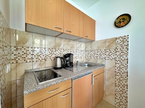 Køleskab, kogeplade, brødrister