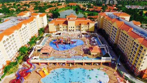 Ein Resort mit einem zentralen Pool, mehreren Gebäuden und einem Wasserpark.