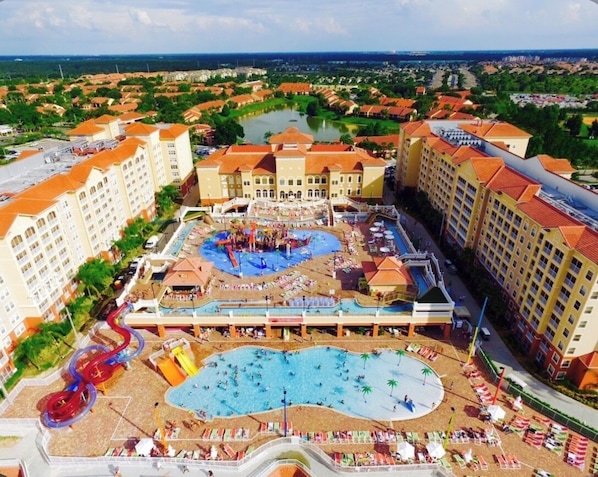 Alberca al aire libre y alberca climatizada