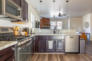 ثلاجة، ميكروويف، فرن، موقد طهي مسطح