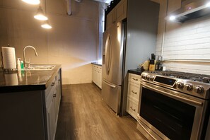 Apartment 300 | Cozinha privada | Geladeira grande, micro-ondas, fogão, cooktop