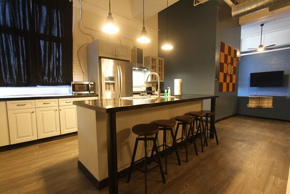 Appartement | Privékeuken | Een koelkast met diepvriezer, een microgolfoven, een oven, een kookplaat