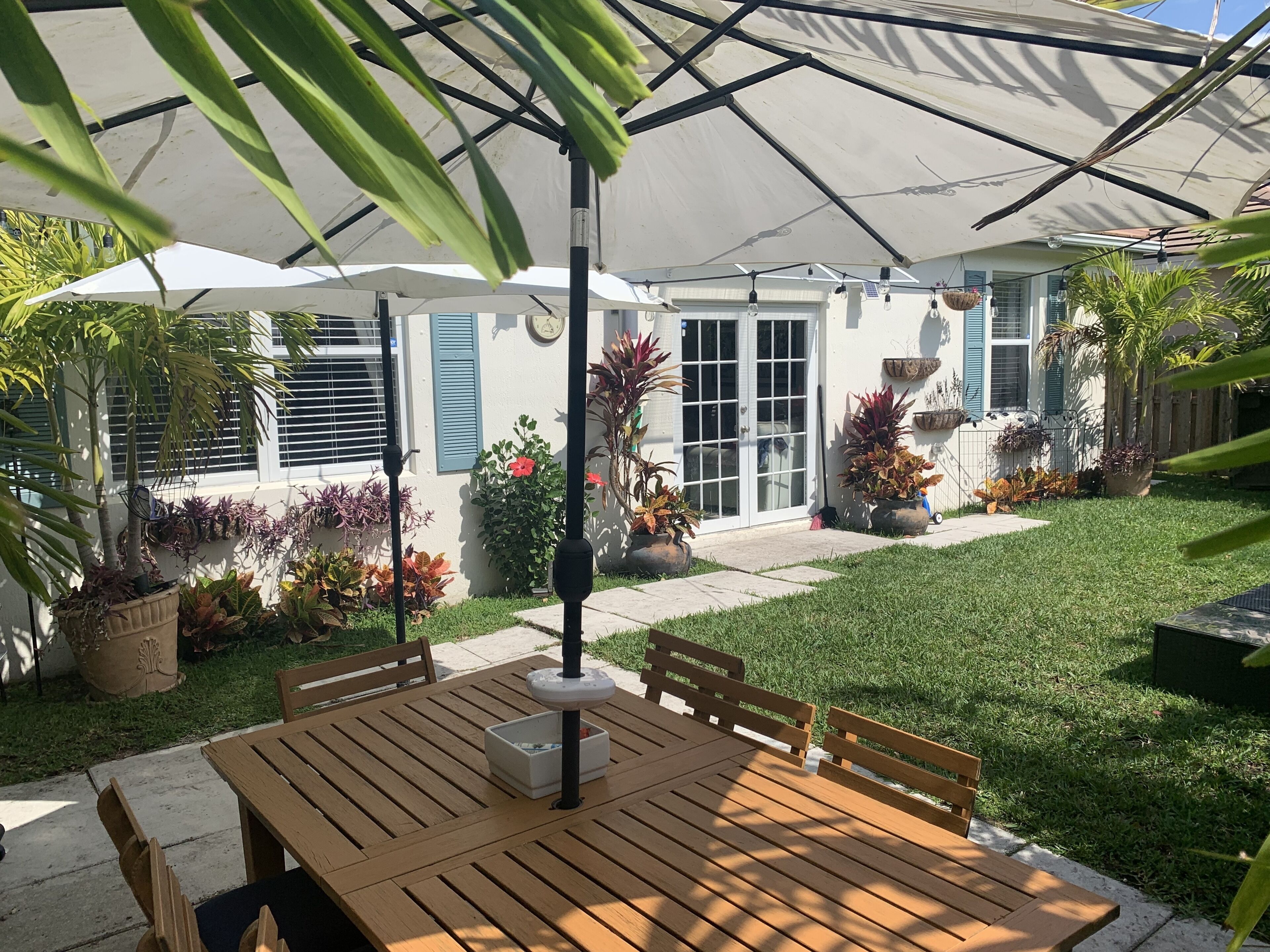 Tropical 3BR/2BA home. Pets Welcome. Location!!