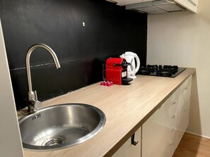 Réfrigérateur, micro-ondes, plaque de cuisson, lave-vaisselle