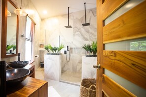 Dusche, Handtücher, Seife, Toilettenpapier