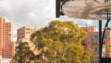 Un área de piscina moderna con vistas despejadas a edificios y árboles circundantes.