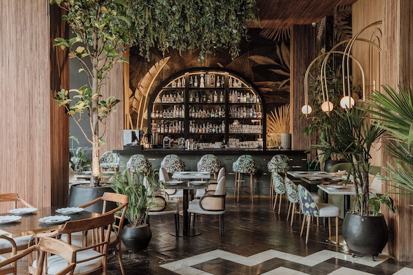 Restaurante con mesas al aire libre