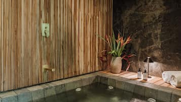 PREMIUM HOT TUB BALCONY KING | Jetted tub