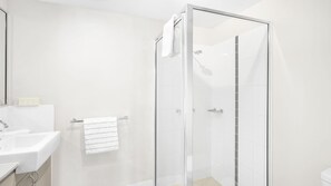 Combined shower/bathtub, hair dryer, towels, soap - Belle Escapes 404 The Edge with Views (Cairns North)