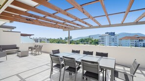 Outdoor dining - Belle Escapes 404 The Edge with Views (Cairns North)