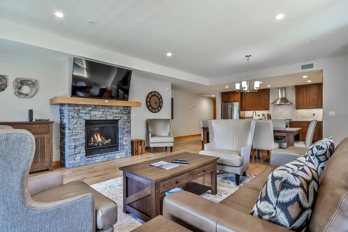 W304 Three Bedroom Premier Condo | Living area | 50-inch Smart TV with cable channels, TV, fireplace