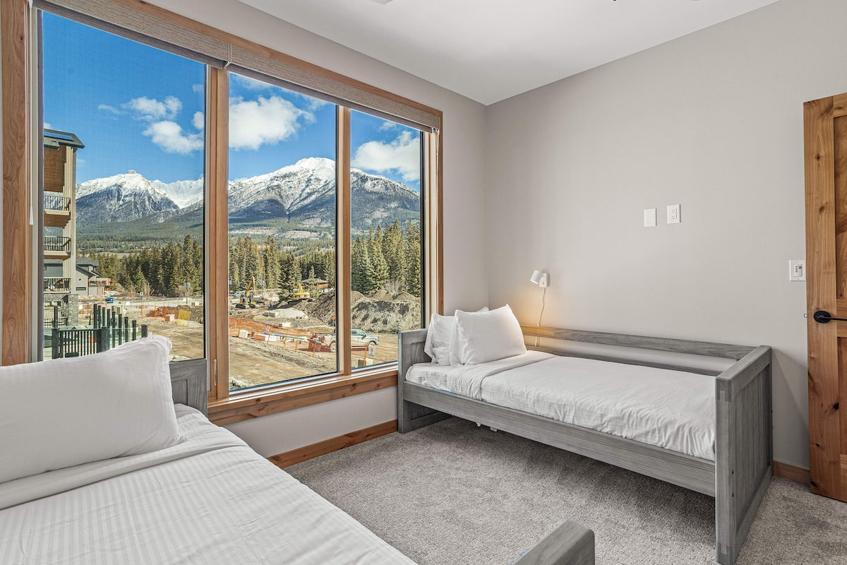 TM210 Three Bedroom Premier Condo | 2 bedrooms, premium bedding, individually decorated