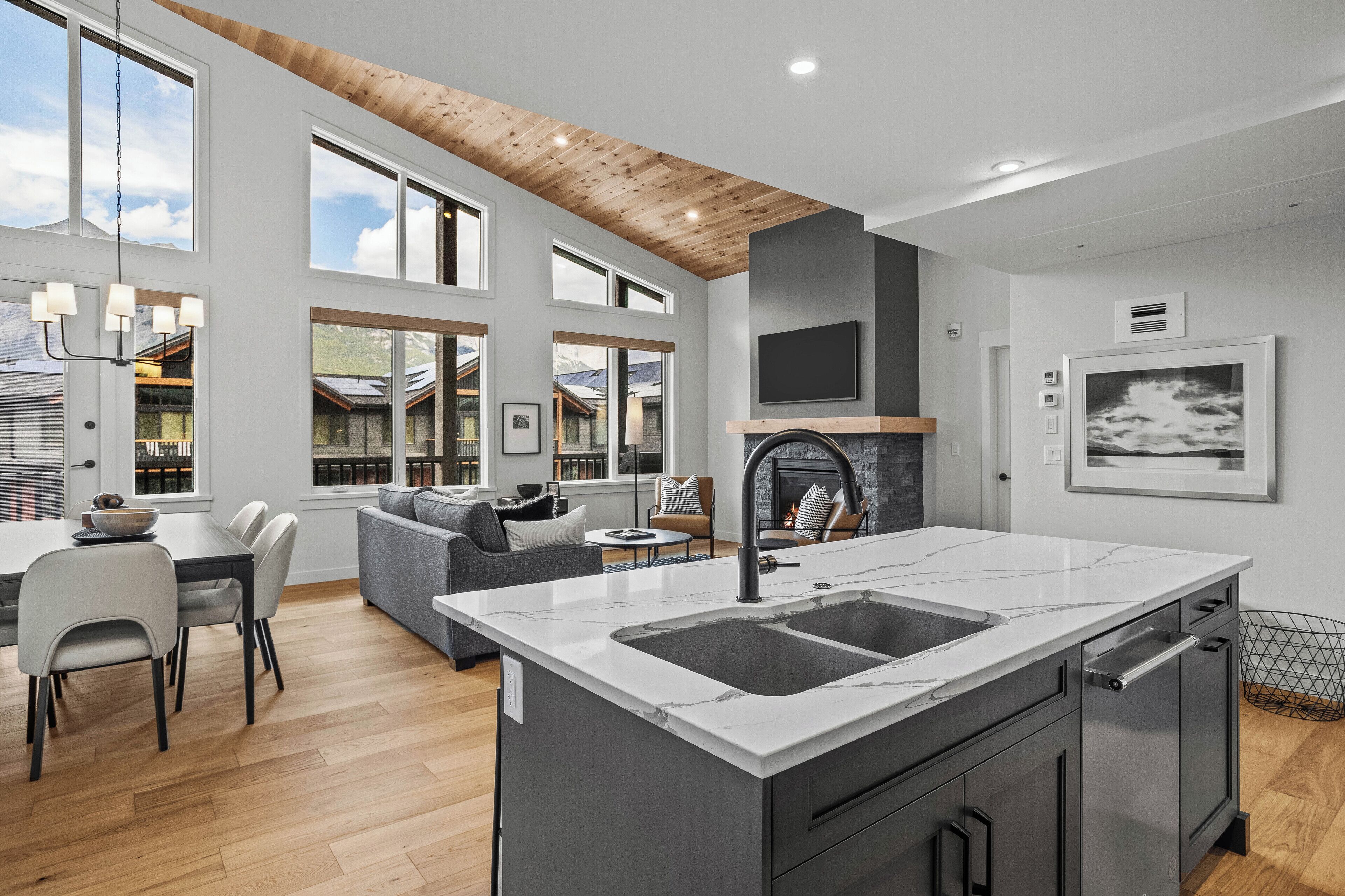 TM411 Two Bedroom Elevated Condo | Coin séjour | TV connectée de 50 pouces avec chaînes par câble, télévision, cheminée