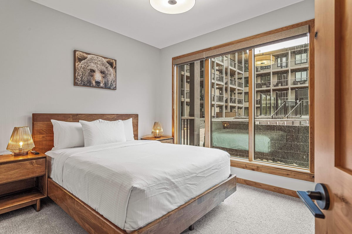 TM110 Three Bedroom Premier Condo | Premium bedding, iron/ironing board, WiFi (free), individually decorated