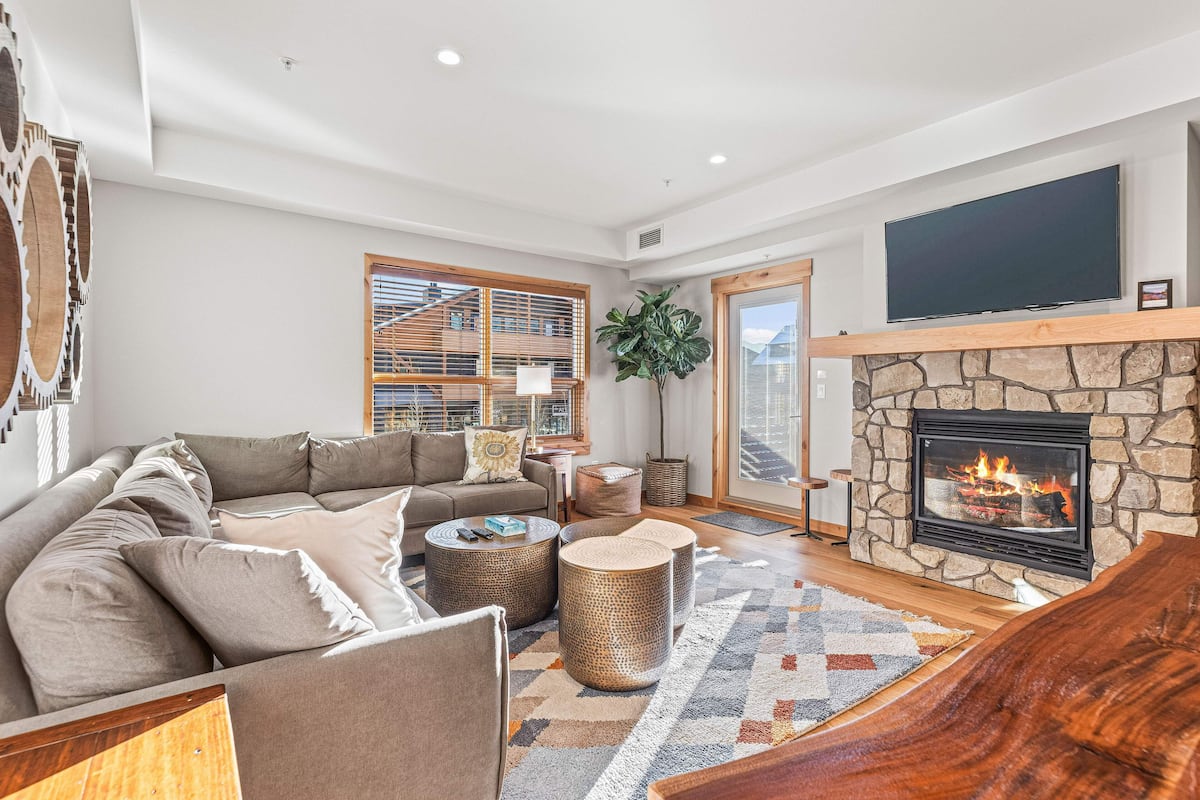W201 WSL One Bedroom Condo | Living area | 50-inch Smart TV with cable channels, TV, fireplace