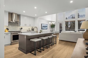 Four Bedrooms Villa 12 | 私人廚房 | 大型雪櫃/冰箱、微波爐、焗爐、爐具