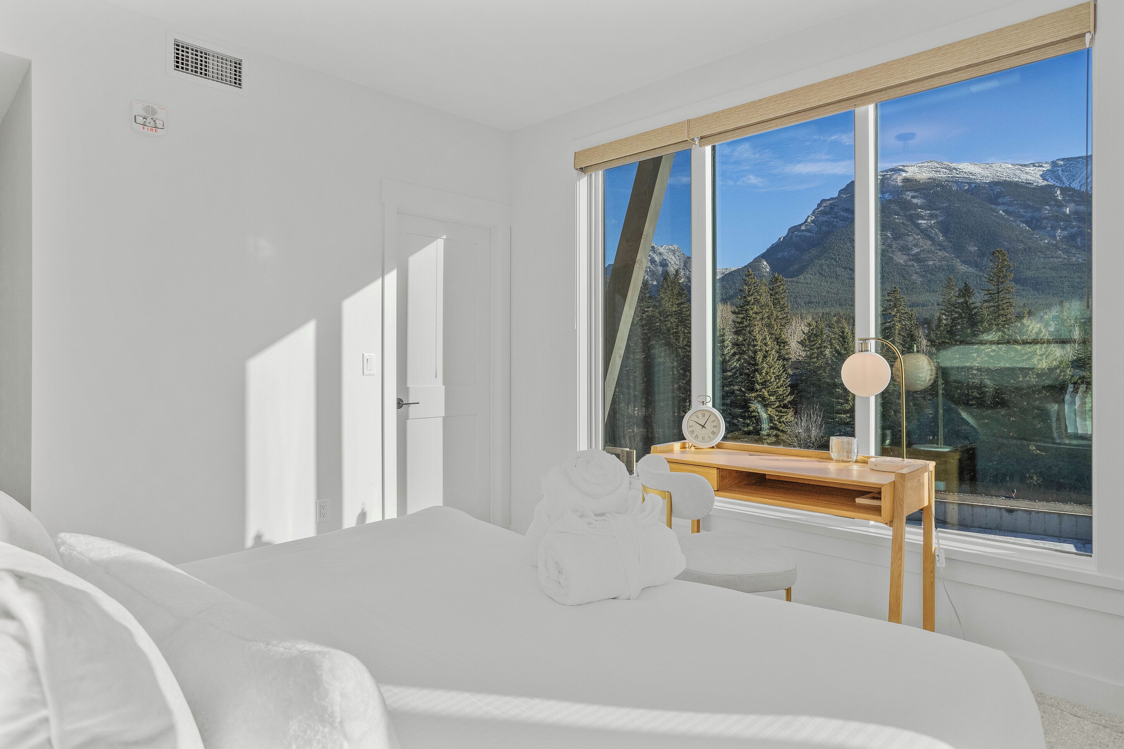 TM304 Two Bedroom Premier Condo | 고급 침구, 각각 다른 스타일의 인테리어, 각각 다르게 가구 비치, 다리미/다리미판