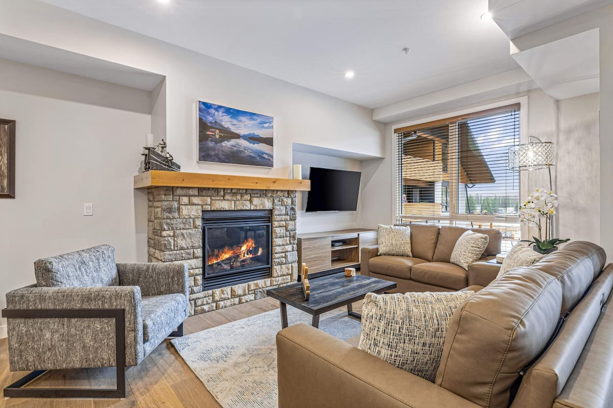 T208B Two Bedroom Premier Condo | Living room | 50-inch Smart TV with cable channels, TV, fireplace