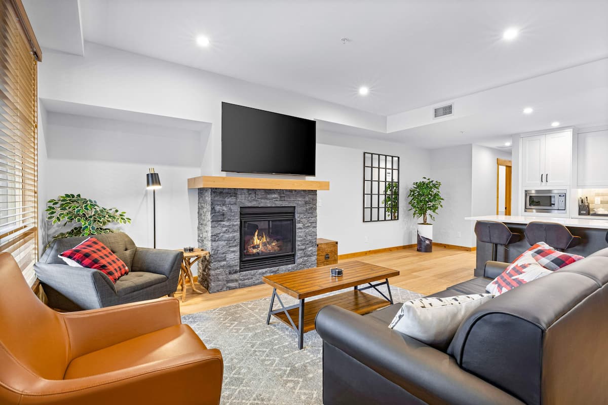 T306A Two Bedroom Premier Condo | Living room | 50-inch Smart TV with cable channels, TV, fireplace
