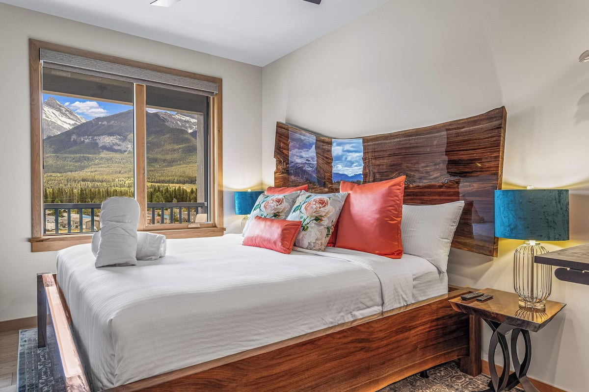 TM409 One Bedroom Elevated Condo | 2 bedrooms, premium bedding, individually decorated