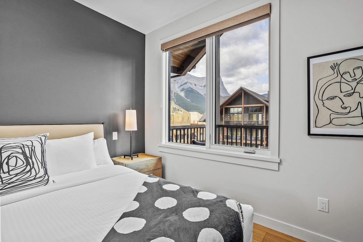 TM411 Two Bedroom Elevated Condo | 2 bedrooms, premium bedding, individually decorated