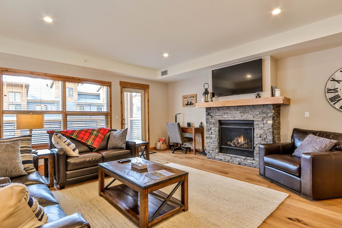 W103 Three Bedroom Premier Condo | Living area | 50-inch Smart TV with cable channels, TV, fireplace