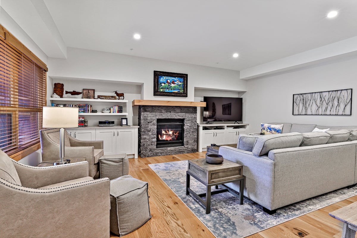 W207 Two Bedroom Premier Condo | Living area | 50-inch Smart TV with cable channels, TV, fireplace
