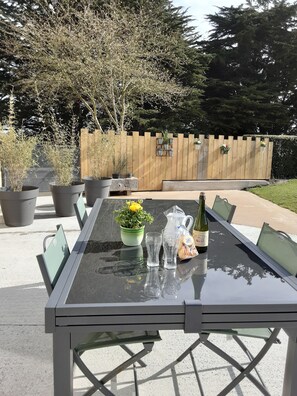 تناول الطعام بالخارج