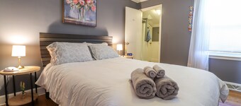 ⭐️ Amelia’s Retreat ⭐️ @ Greensboro 🐕🏥🏙🏊♀️🛍🍔🥂 Close