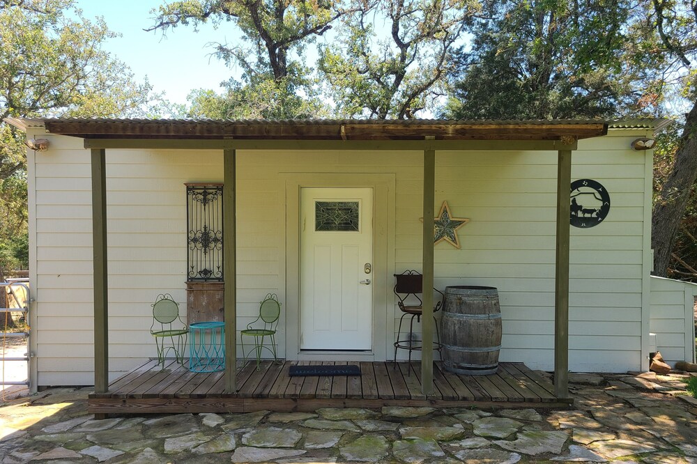 Rustic studio country cabin w/shared pool, firepit, & outdoor kitchen