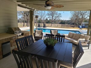 Outdoor dining - Rustic studio country cabin w/shared pool, firepit, & outdoor kitchen (Lexington)