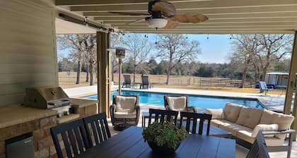Rustic studio country cabin w/shared pool, firepit, & outdoor kitchen