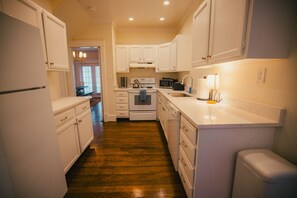 Fridge, microwave, oven, stovetop - Private Patio/Broadway/Music Row/Hospital-1 (Nashville)