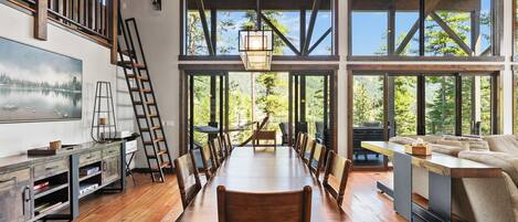 Smart TV, fireplace, ping pong, stereo