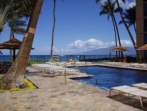 Utendørsbasseng og et oppvarmet basseng