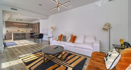 Yorkville | Sun-Filled 1317 SQFT 2Br 2Bath Boutique Condo