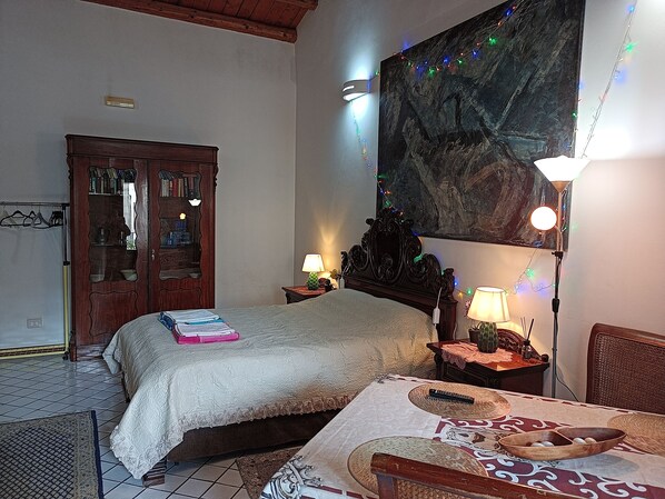 2 chambres, bureau, chambres insonorisées, fer et planche à repasser